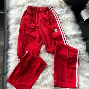 Pants Addis’s rojo